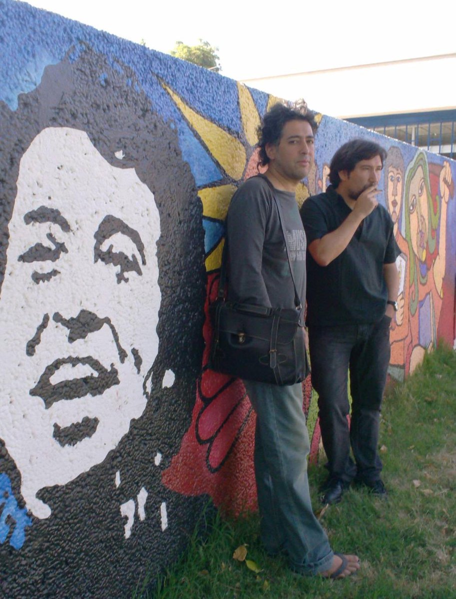 Estas fotografías son de aquellos tiempos en que Pablo Medel, con tanto amor, nos abrió las puertas de la radio USACH a quienes andábamos con unas pocas canciones intentando suceder.
Gracias Pablito por tu magia en la hora del canto y de la vida.