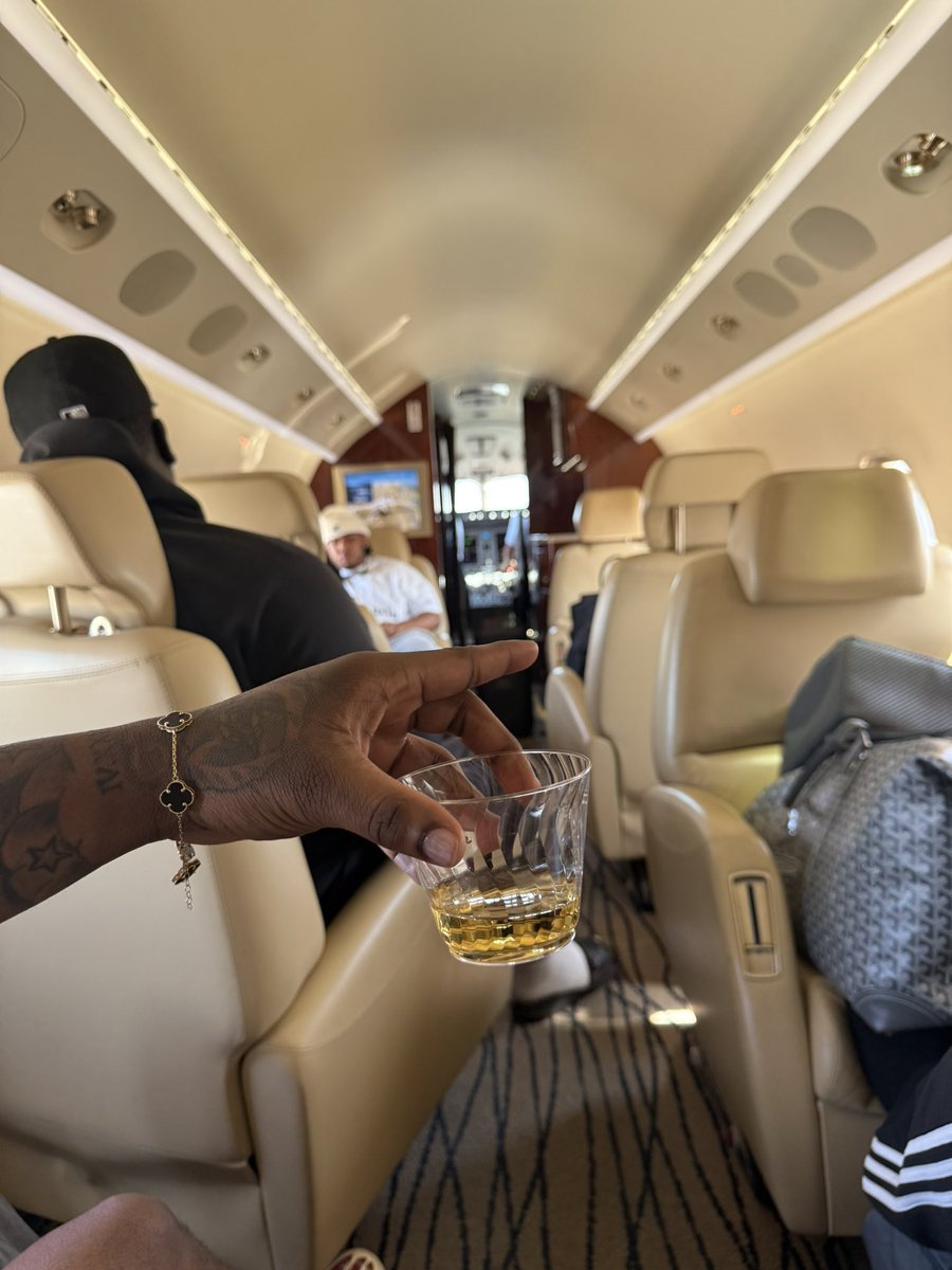 d_xvii's tweet photo. Phone aient got no service , I’m on a PJ 🛩️ https://t.co/bb7lWFDvn9
