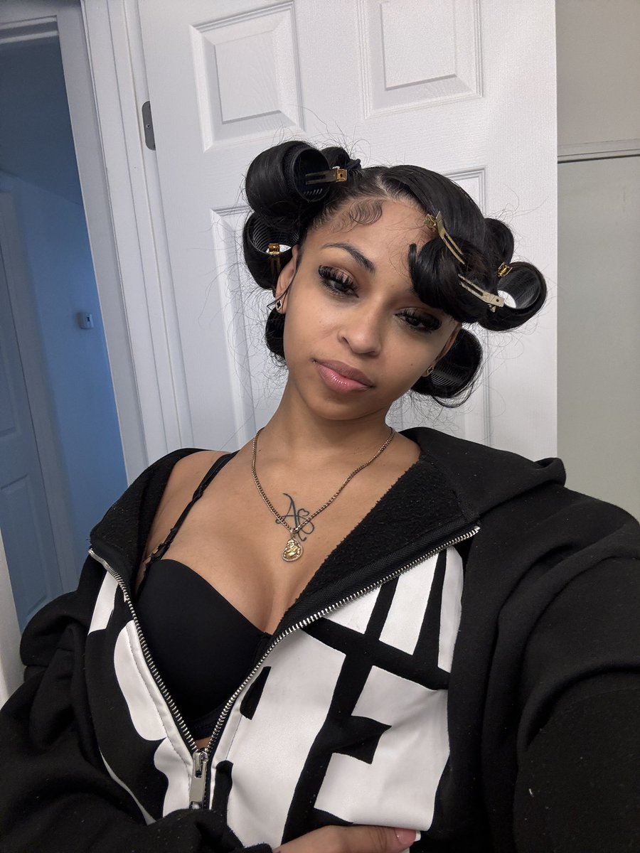 missnayelyy's tweet image. 