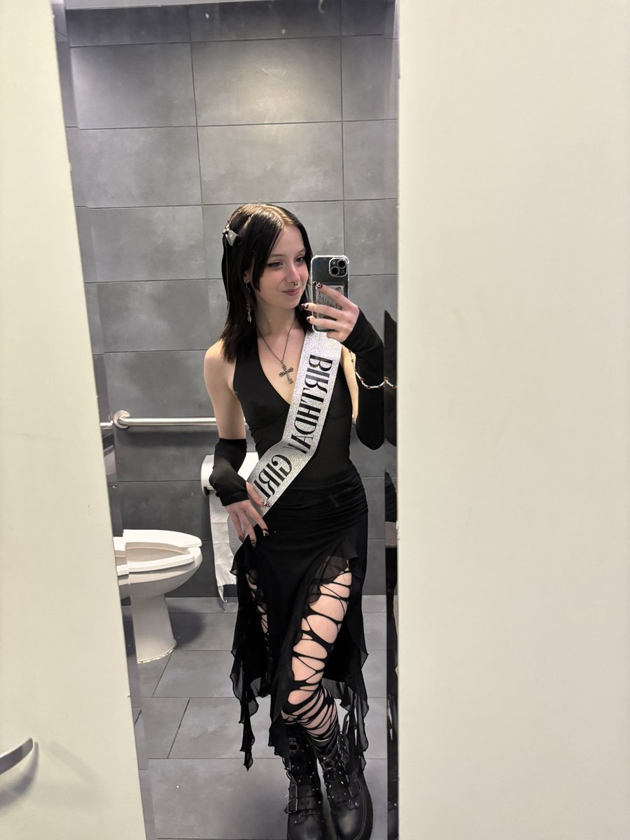 CH0ERRYRED's tweet photo. couldn’t get a virtual angel sash good thing it’s my birthday week or whatever 😇😇 https://t.co/70AGFc0PPA