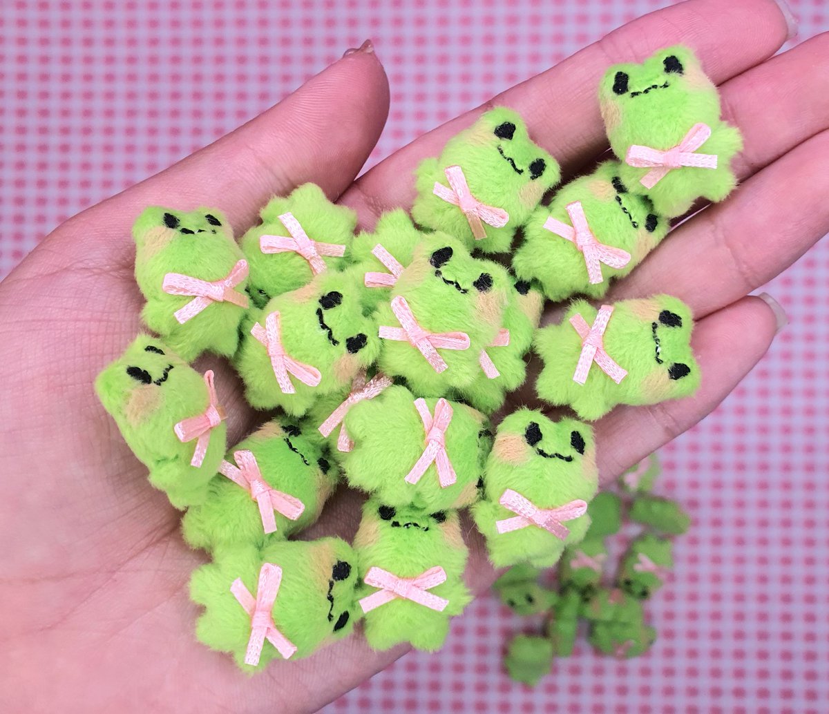 RT+팔로우 이벤트 

4월1일 만우절 
거짓말 처럼 너무 작은 초미니 먼지개굴이 를 보내드립니다
바람불거나 후 불면 날아가니 주의요망
작고 폭신폭신한 개굴이에요

당발4월10일