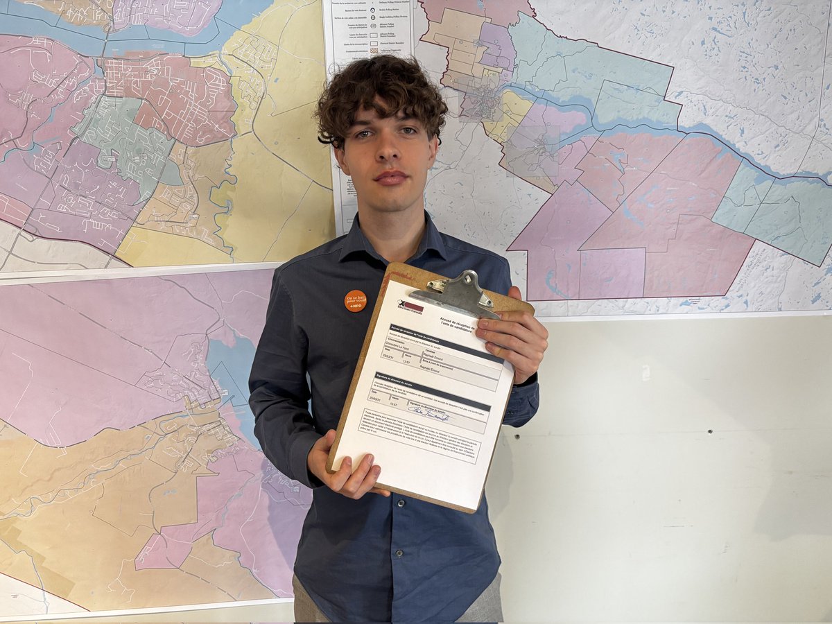 Visite au bureau du directeur du scrutin à Chicoutimi aujourd'hui pour déposer mon acte de candidature. Rendons la région orange le 28 avril! 🧡