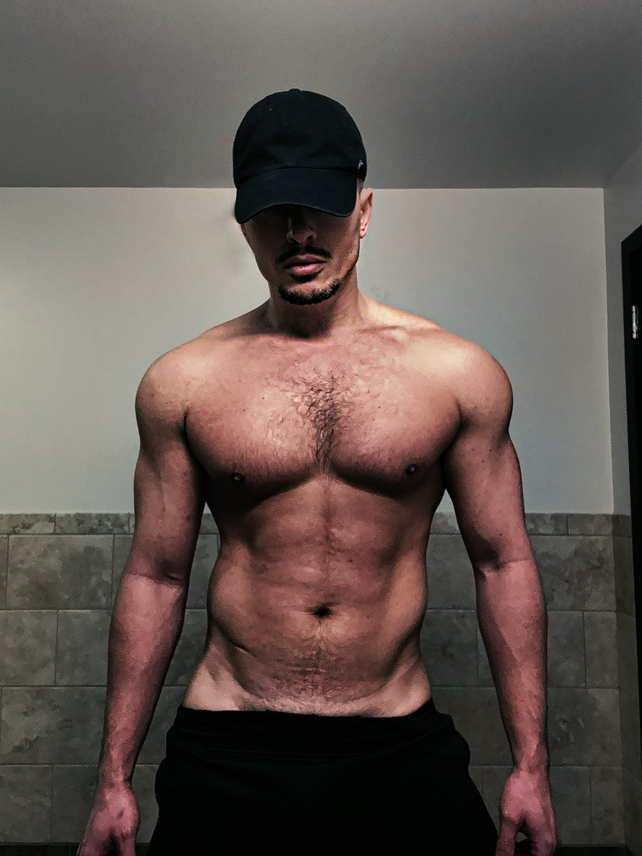 CalvynCass's tweet photo. What’s up twitter. Where’s everyone? Will naked man chest get your attention? https://t.co/6idlXLsZYt