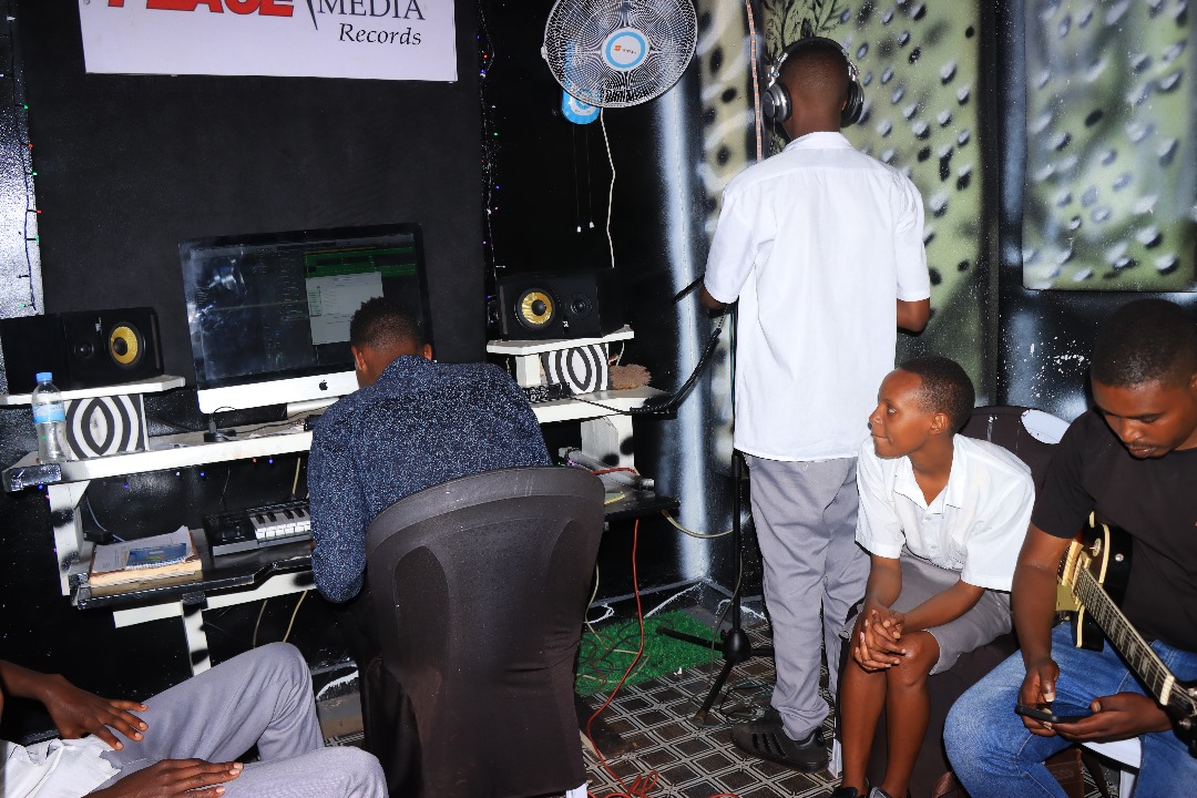 PEACE MEDIA EMPIRE (@peace_media_emp) on Twitter photo Abanyeshuri ba ES RUSUMO basengera mu ihuriro rya Christian batangije umushinga wo gukorera indirimbo muri studio ya Peace media records.
<a href="/KireheDistrict/">Kirehe District</a>
<a href="/VisitKirehe/">Visit Kirehe 🇷🇼</a>
<a href="/uwimavava1/">Auré</a> Abanyeshuri ba ES RUSUMO basengera mu ihuriro rya Christian batangije umushinga wo gukorera indirimbo muri studio ya Peace media records.
<a href="/KireheDistrict/">Kirehe District</a>
<a href="/VisitKirehe/">Visit Kirehe 🇷🇼</a>
<a href="/uwimavava1/">Auré</a>
