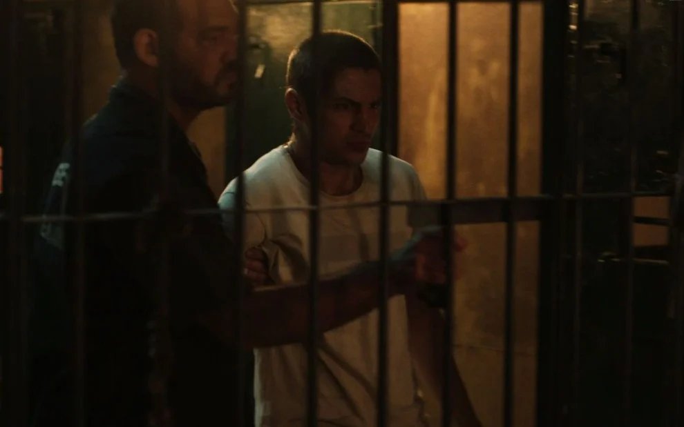 tweetnaro's tweet photo. @AndreBertoz @Manrik_martins @GugaNoblat spoiler do micto tentando pegar um lugar bom pra assistir o resultado das eleições na tv de tubo https://t.co/vskdVUMs78