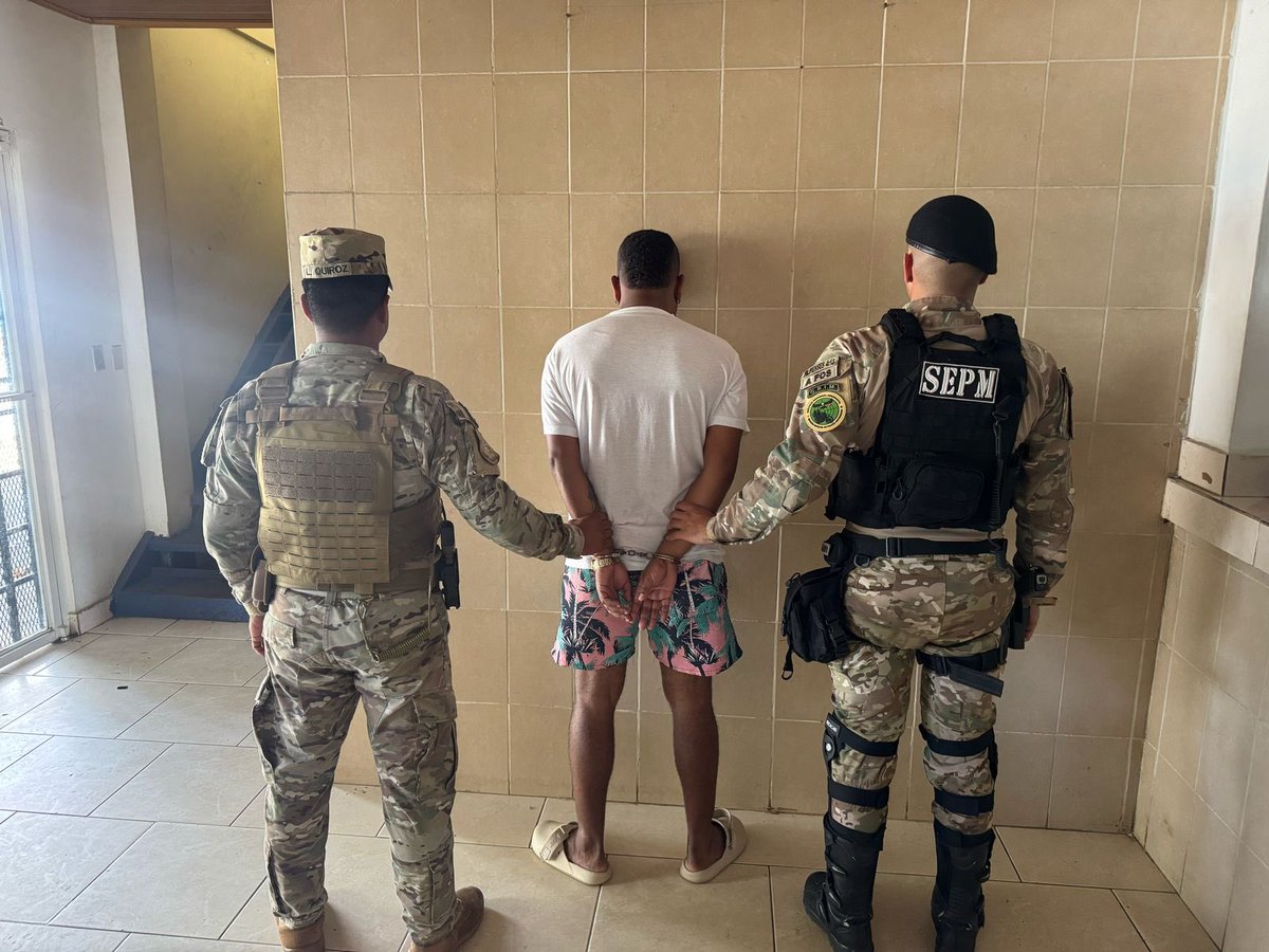 aeronavalpanama's tweet photo. 🚓🚨#PlanFirmeza| Unidades de 2RAN 4TA. ZAN, junto a la policía motorizada (Linces), verificaron en la barriada Mar Azul a un ciudadano quien registró un caso judicial pendiente en el sistema SVC.

El mismo fue puesto bajo las autoridades competentes para su debido proceso. https://t.co/9UnpccxZ3m
