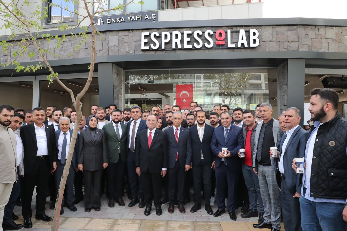 Espressolab,
Eğitim,
Ulaşım,
Yolsuzluk,
İşsizlik,
Elektrik,
Tarım,
Sağlık,
Tefecilik,
Yasaklı madde gibi Şanlıurfa'nın temel sorunları çözüm beklerken paşazadeler, Espressolab'ta kahve keyfinde. Her ne kadar ilginizi çekmese de yukarıdaki sorunlar  çözüm bekliyor. 
#Şanlıurfa