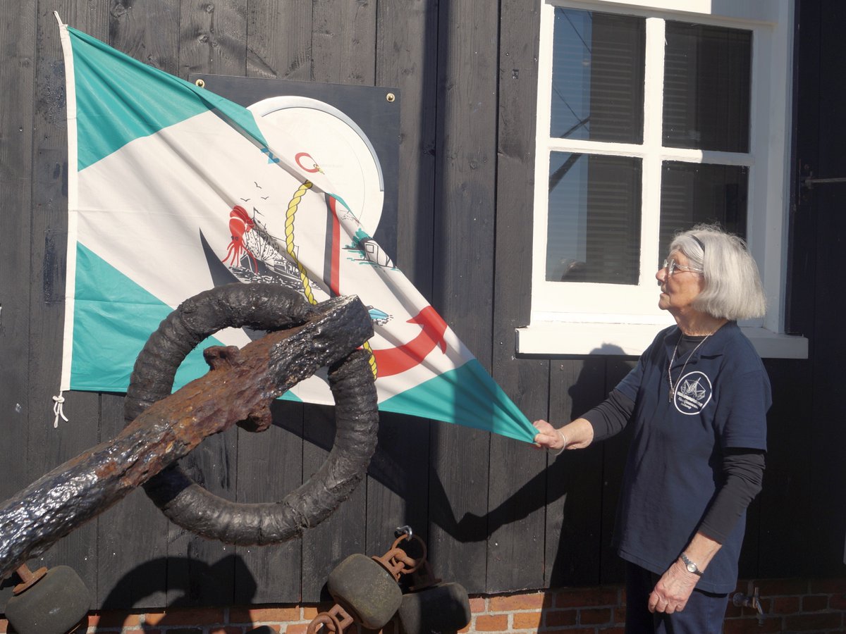 EXPOSITIES VISSERIJMUSEUM GEOPEND
Vrijdag zijn in het Visserijmuseum de exposities 'Wad in beeld' en '80 jaar vrijheid' geopend. De vector van de Liberation Route Europe werd onthuld door Auktje Sterkenburg. Harm Post liet de scheepshoorn klinken en knipte een lintje door.