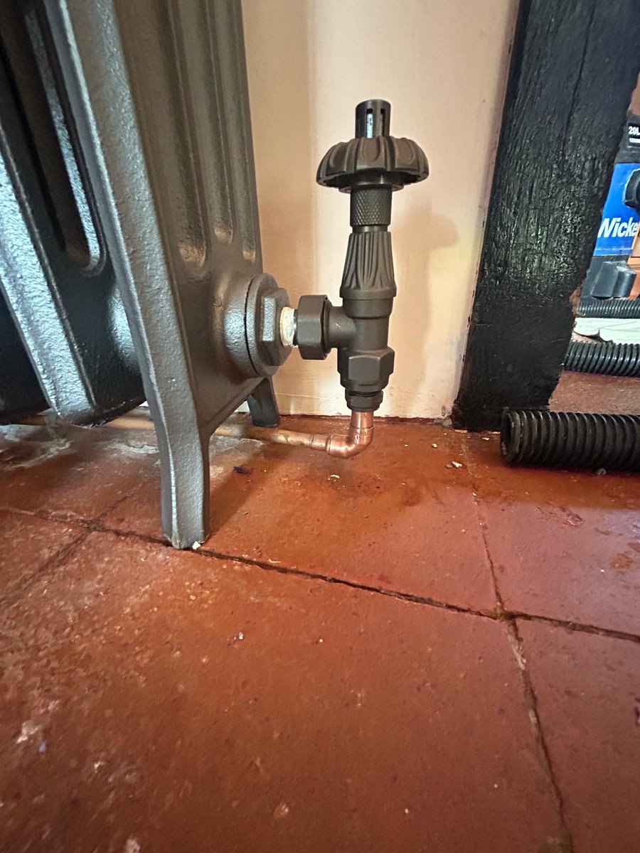 LimeHeatingLtd's tweet image. Beautiful cast iron radiator replacements at this period property 😍

#designerradiator #interiordesign #castiron #traditional #radiatorreplacement #plumbermiltonkeynes