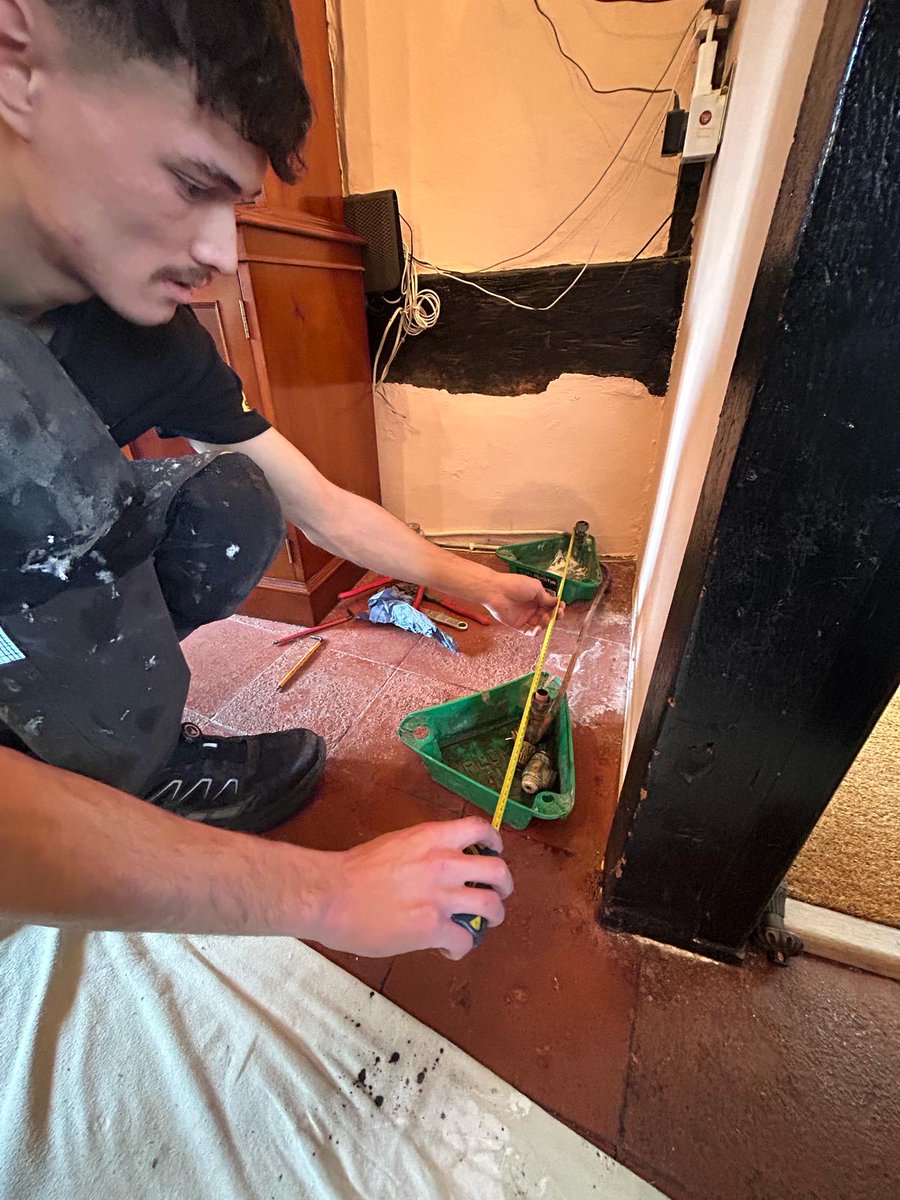 LimeHeatingLtd's tweet image. Beautiful cast iron radiator replacements at this period property 😍

#designerradiator #interiordesign #castiron #traditional #radiatorreplacement #plumbermiltonkeynes