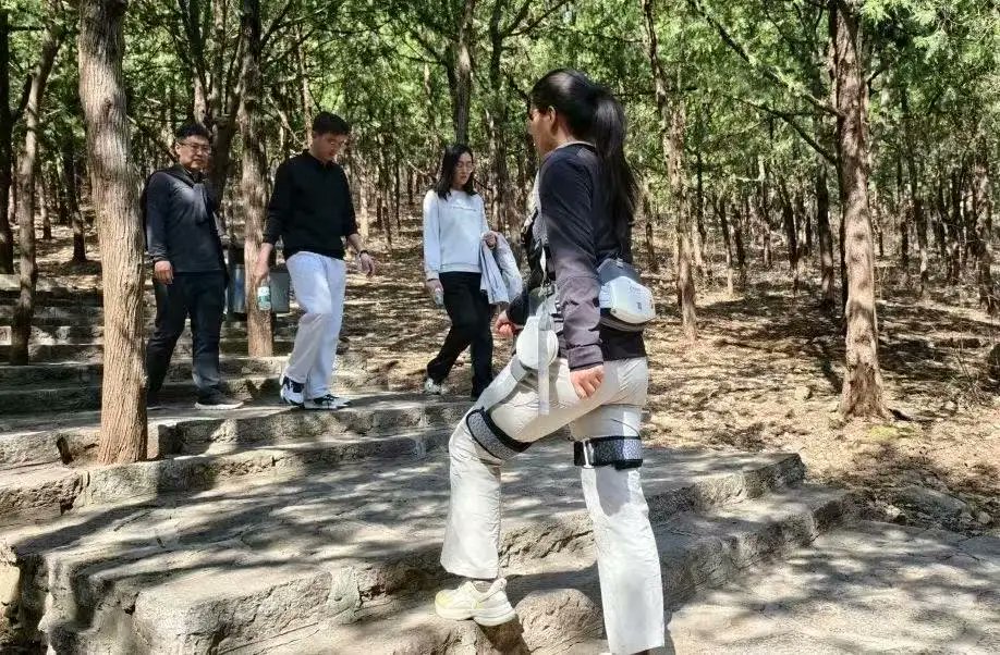 CulturalLingnan's tweet photo. City Life | Wearable #exoskeletons are lightweight #smart #devices designed to sense human movement and actively assist users, significantly reducing physical strain. For example, on the 7,000-step route from #Hongmen Gate to the Jade Emperor Peak of Mount Tai, using an exoskeleton can cut climbing time in half—from 3 hours to just 90 minutes. #citylife