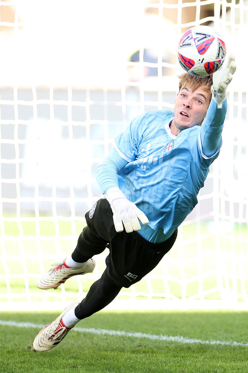 AdvantageFutbol's tweet photo. ✖️ Warm up action with Lauchie Charles 🔥
@MelbourneCity 

🧤 AFG1 Invictus V.1 https://t.co/ppIDvTugfI