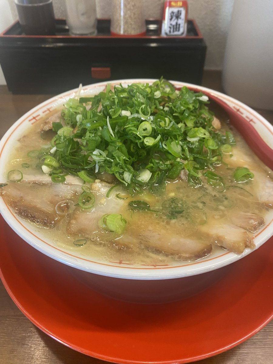 #ラーメン十五屋　ザ　ラーメンのラーメンが食べれなくなって数年経ちましたが味を引き継いだお店があると知り、居てもたってもおられずお昼過ぎのお客さんが少ないタイミングで伺い、懐かしさと旨さで食べた瞬間に涙が溢れて号泣でした😅　店主さん思い出の味　ご馳走さまでした！美味しかった😊