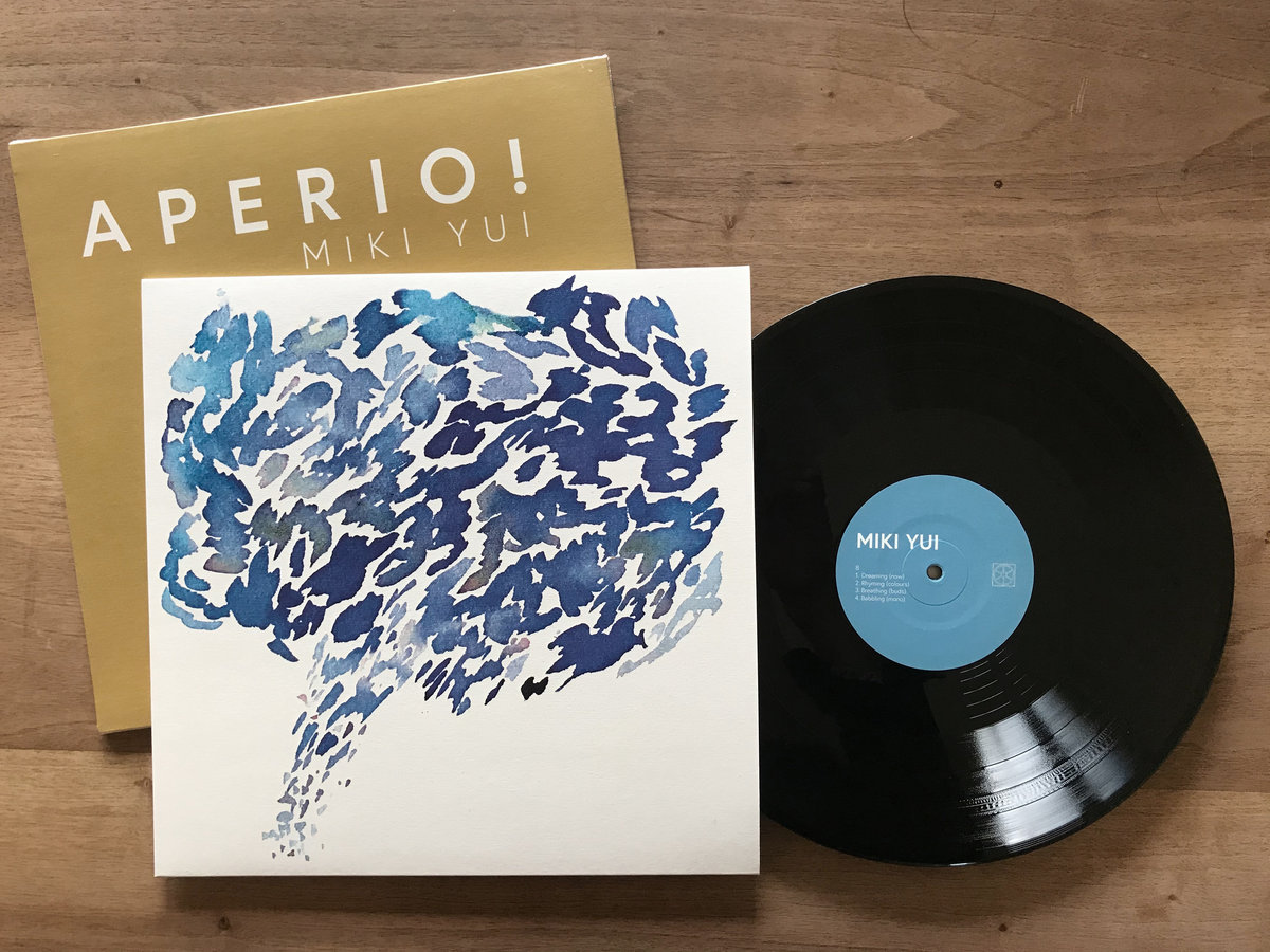 再入荷。デュッセルドルフを拠点に動くMiki Yui氏の7thソロLP。白昼夢イメージと現実の景色が重なり合う不思議な揺れが続く異世界を構築。その中に見え隠れする周期的な音や有機的サウンドの存在がより一層リスナーを引き込んでいく非常に強度の高い全7曲。
art-into-life.com/product/11432