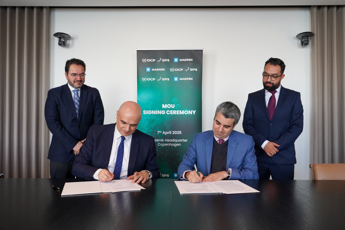 Maersk's tweet photo. #Maersk has signed a global MoU with @OCPGroup Specialty Products &amp; Solutions (SPS) strategic business unit to boost #innovation, resilient, and #decarbonized #supplychains. 
Together, we’ll expand global #logistics and drive innovation to achieve net zero emissions by 2040🤝 https://t.co/DSM1CrZ6G5