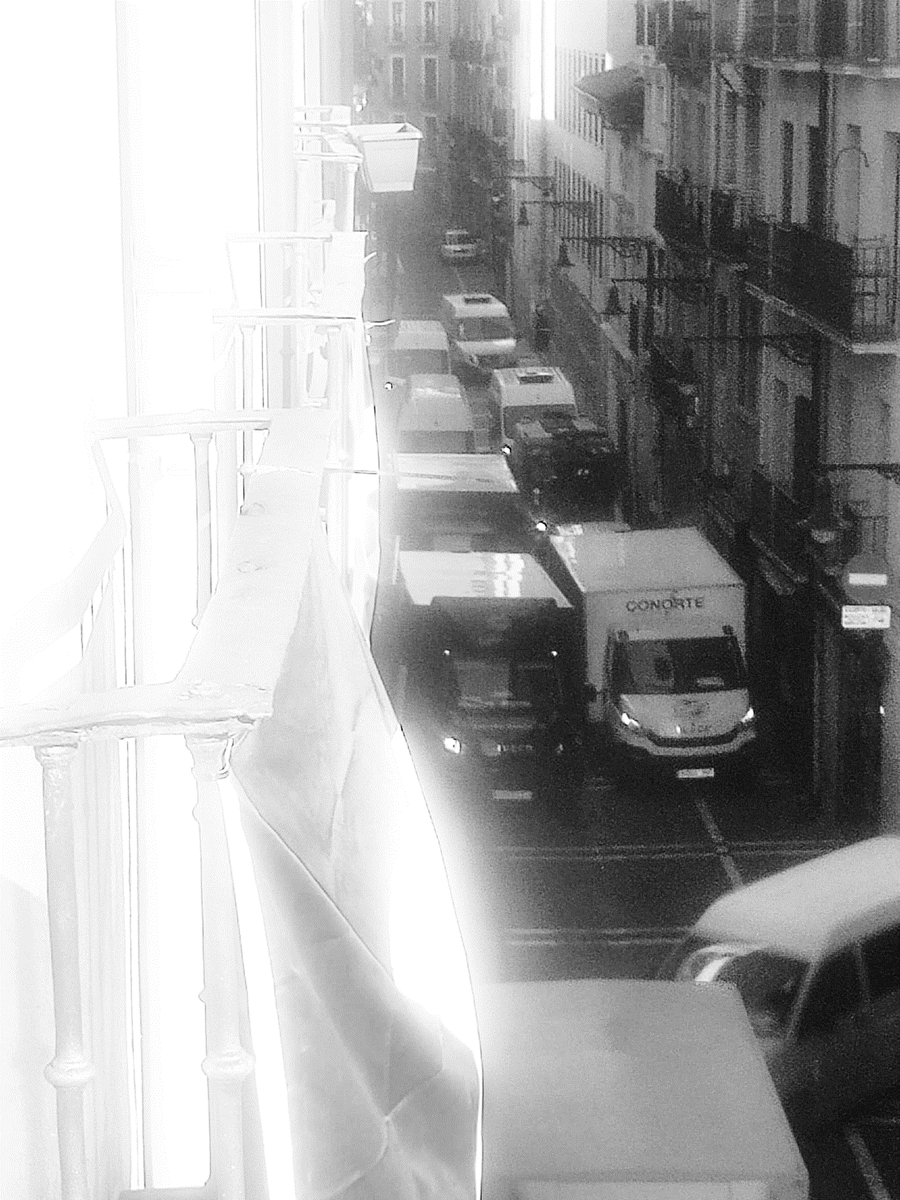 Akinaiz's tweet photo. 🚷Efectos de la masificación hostelera en                  #AldeZaharra de Iruña hoy. #SF365
¿por donde pasamos las vecinas? andando, en silla de ruedas, con silleta, carro de la compra
#DeMalEnPeor https://t.co/HDm6Dt1BAv