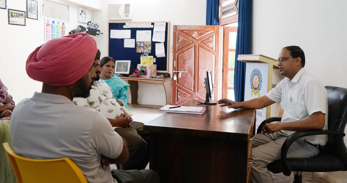 ssjboyscollege's tweet image. A Parent-Teacher Meeting (PTM) was organized at Shah Satnam Ji Boys&apos; College on April 6. During the event, parents discussed their children&apos;s academic progress and concerns with the teachers. Some parents also shared their feedback on the occasion.

#ssjbc #PTM