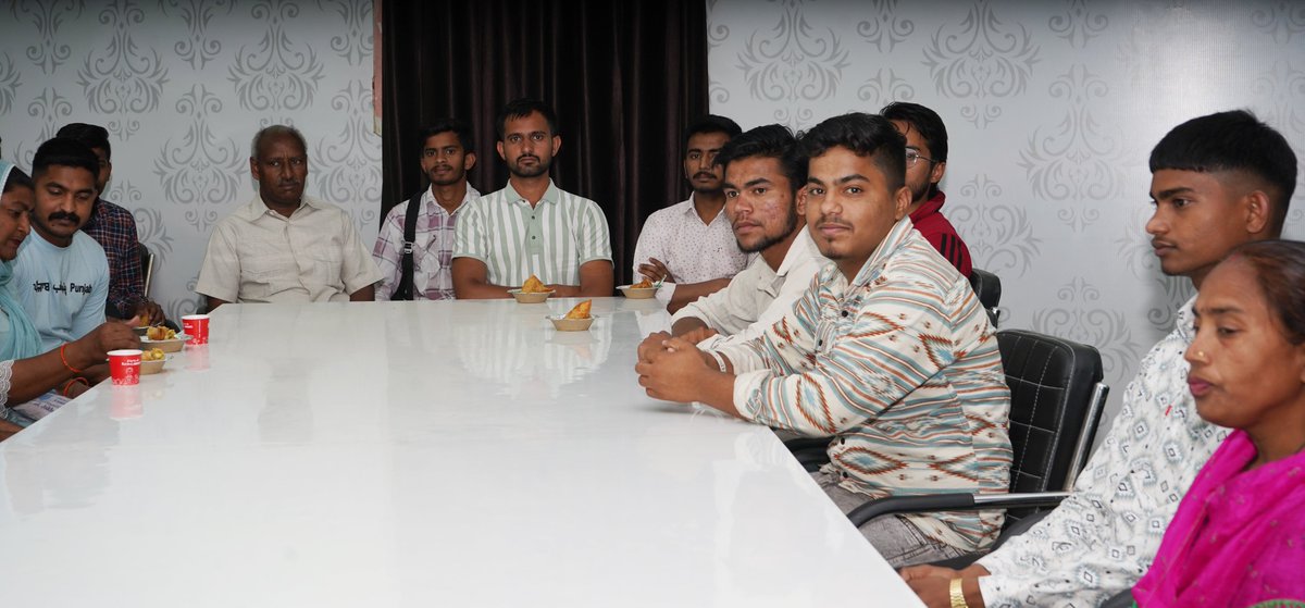 ssjboyscollege's tweet image. A Parent-Teacher Meeting (PTM) was organized at Shah Satnam Ji Boys&apos; College on April 6. During the event, parents discussed their children&apos;s academic progress and concerns with the teachers. Some parents also shared their feedback on the occasion.

#ssjbc #PTM