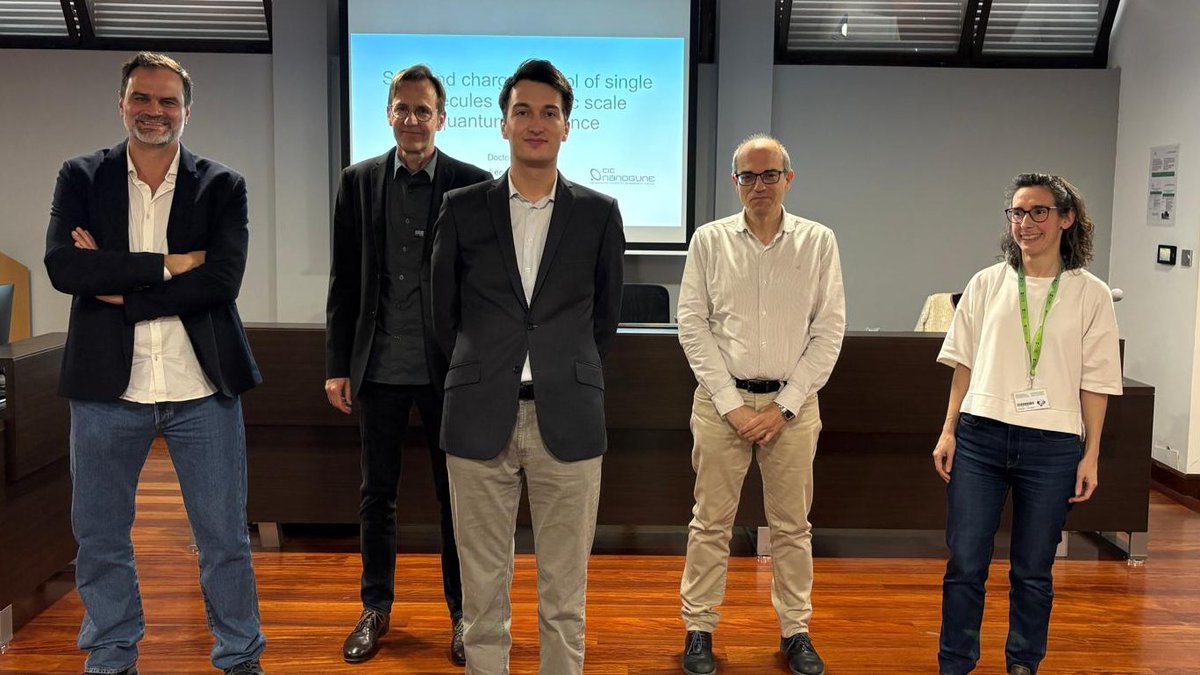 NatxoPas's tweet image. Yesterday Dr. Leonard Edens succesfully defended his PhD thesis entitled "Spin and charge control of single molecules for atomic scale coherence". Congratulations Leo @EdensLeonard !