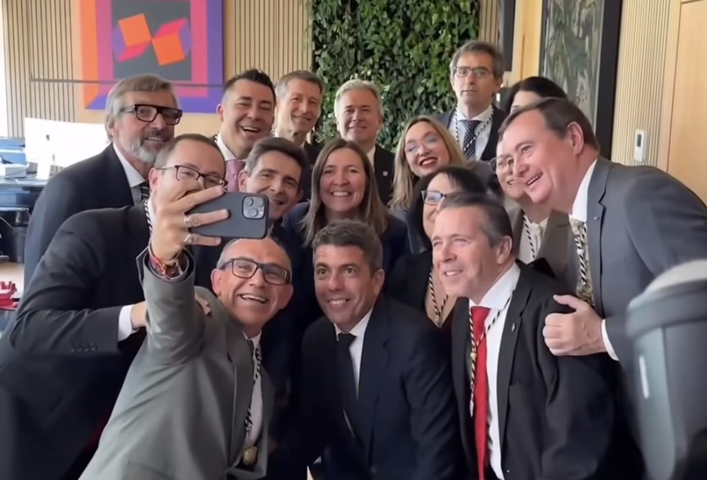 Tanques per al poble, selfies per al poder.