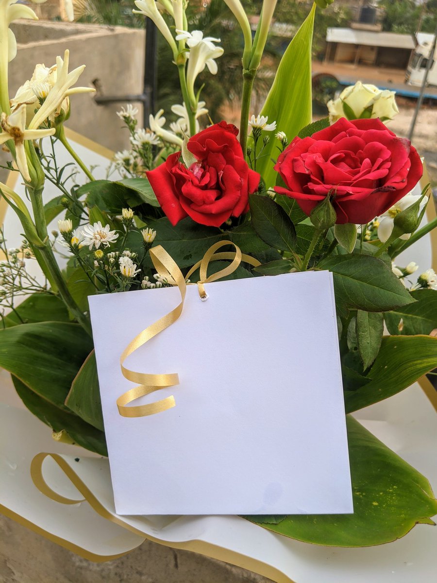 A la demande du collègue, nous avons porté la carte de vœux et les fleurs pour souhaiter un joyeux anniversaire à la collègue. 

C'était entre collègues enfin ! 😁❤️

Nous livrons vos émotions sous une note florale. +228 99216512
#fleur #bouquet #Tgtwittos
