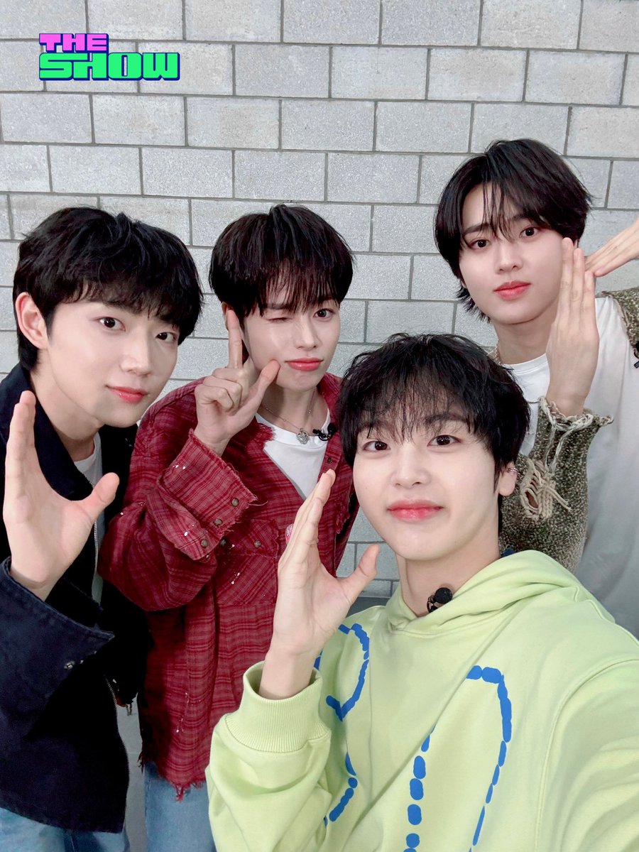 theshow_offcl's tweet photo. 본능적으로 느껴졌어🎸🎶
#몽글쭌 #TEMPEST 운명공동체가 될 거란 걸
처음 서로를 봤던 순간 👁👁
찰나의 전율을 잊지 못해 ( •̀∀•́ )✧

Destiny를 넘어 새로운 운명의 길을 개척했다는
MC 몽글쭌과 템깅이들의 #엔프Pick ‼️
늦지 않게🏃🏻 시간 맞춰⏰ 꼭 보러 오셔야 합니다 
안 그럼 계획적인 강아지들이 슬퍼할 수 있으니까요..🐶

#더쇼 #몽글쭌 #형준 #TEMPEST @CRAVITYstarship @TPST__official