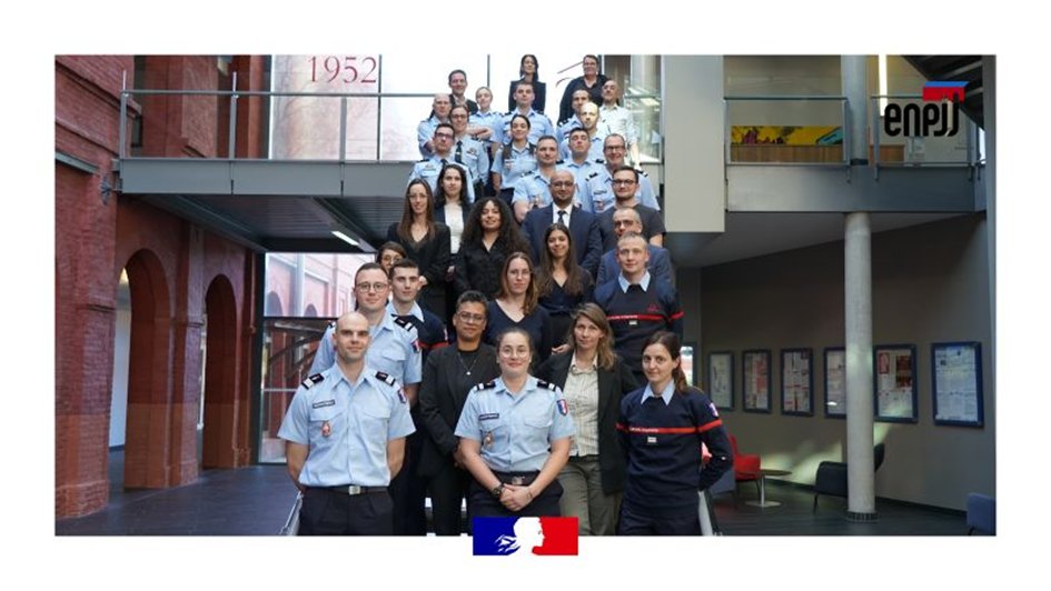 FNADAC (@fnadac) on Twitter photo Marie-Lys Courel 👮♀️ et Frédéric Bruschi 🧑🚒
GT 🗳️ «Démocratie culturelle» 🗳️
🖥️ ont participé en visio à la conférence introductive du 31 mars sur «Culture et accès à la citoyenneté» lors de la session inter-écoles organisée par le <a href="/AssoRESP/">RESP - Ecoles de service public</a> à <a href="/ENPJJ/">ENPJJ</a>
ℹ️linkedin.com/feed/update/ur… Marie-Lys Courel 👮♀️ et Frédéric Bruschi 🧑🚒
GT 🗳️ «Démocratie culturelle» 🗳️
🖥️ ont participé en visio à la conférence introductive du 31 mars sur «Culture et accès à la citoyenneté» lors de la session inter-écoles organisée par le <a href="/AssoRESP/">RESP - Ecoles de service public</a> à <a href="/ENPJJ/">ENPJJ</a>
ℹ️linkedin.com/feed/update/ur…
