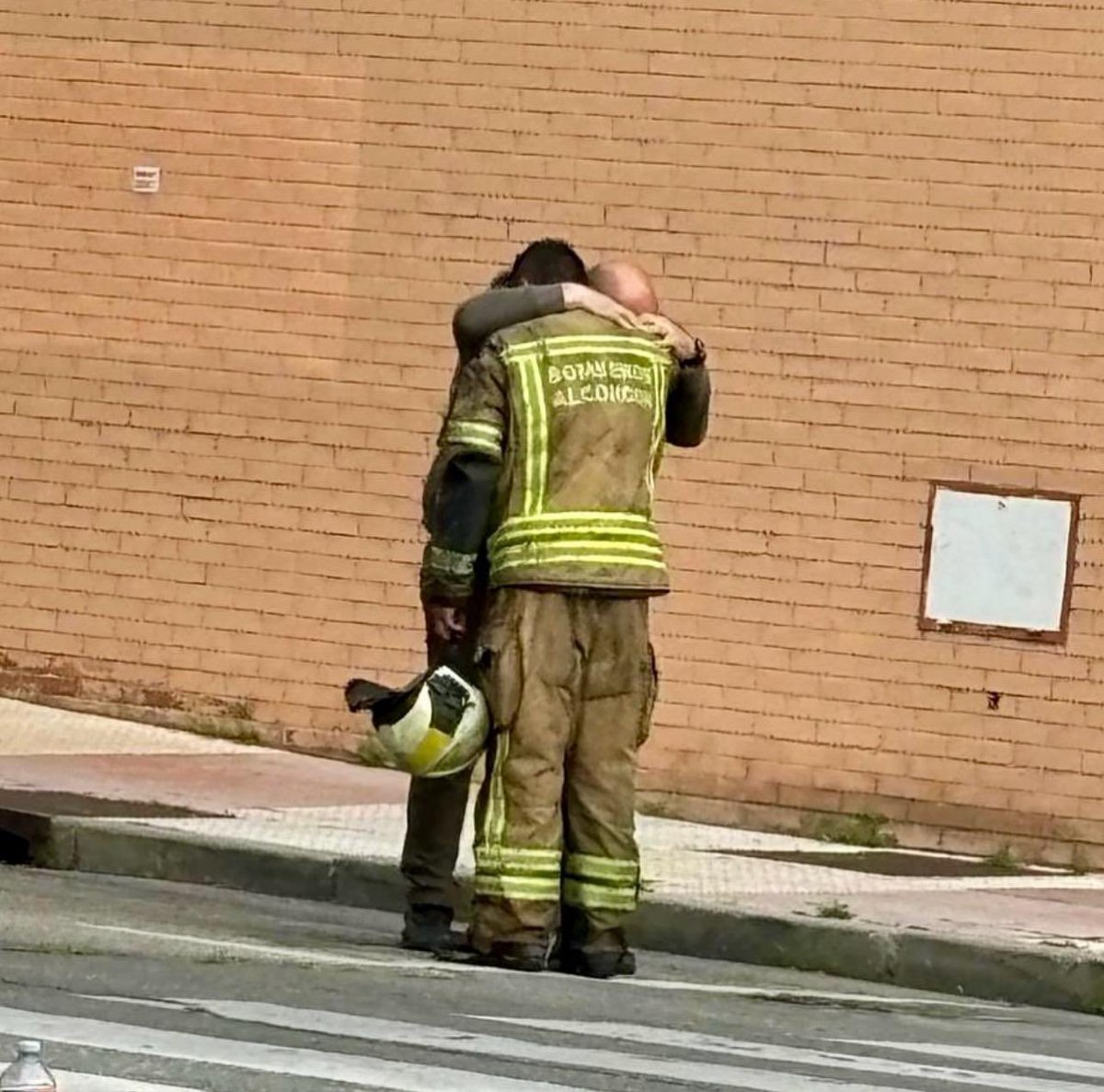El fuego se apaga, pero el impacto emocional permanece.

Como dice Enrique Parada:
“El dolor compartido no duele menos, pero duele mejor.”

Pedir apoyo no es debilidad, es profesionalidad.

Cuidar la salud mental también es parte del uniforme.

#Bomberos #PsicologíaDeEmergencias