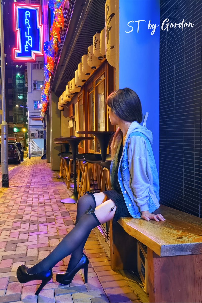 ST：着住呢對鞋，行得好辛苦呀，坐下先！
G：咁不如除咗佢，唔好着啦😆
ST：你就想！😏
G：想㗎，不過一陣先啦，呢對黑絲配高踭鞋非常好睇😌
@catsTTst 

#港女 #美腿 #街頭拍攝 #HKGirl #黑絲 #高跟鞋 https://t.co/ZxcMkRcPfn