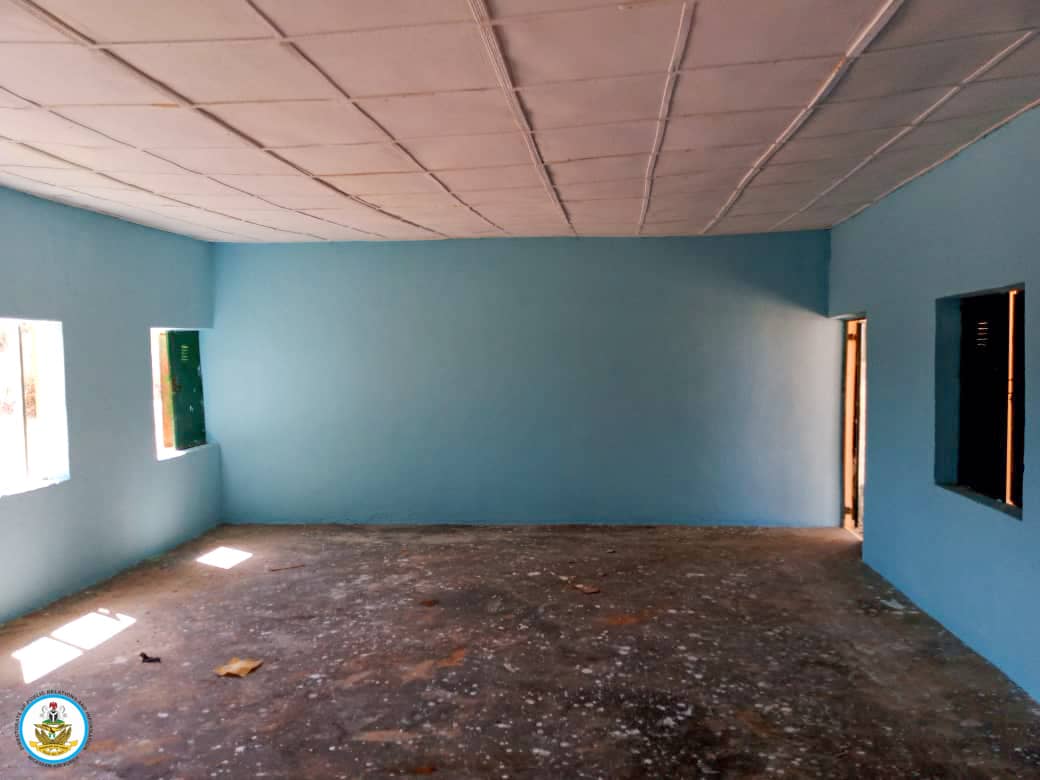 NAF Touches Young Lives in Katsina

In a remarkable show of commitment to community development, the Nigerian Air Force (NAF) has renovated a classroom and donated essential learning materials to pupils of Kurhundu Primary School, Katsina.

This initiative aligns with the vision
