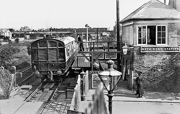 #OnThisDay 167 years ago, the curious Hammersmith &amp; Chiswick branch opened to passengers. Exactly 51 years later, it gained 3 halts: Woodstock Road, Rugby Road, and Bath Road (pictured - Paul Laming), but services only survived another 8 years. More info: buff.ly/B5VMHFS