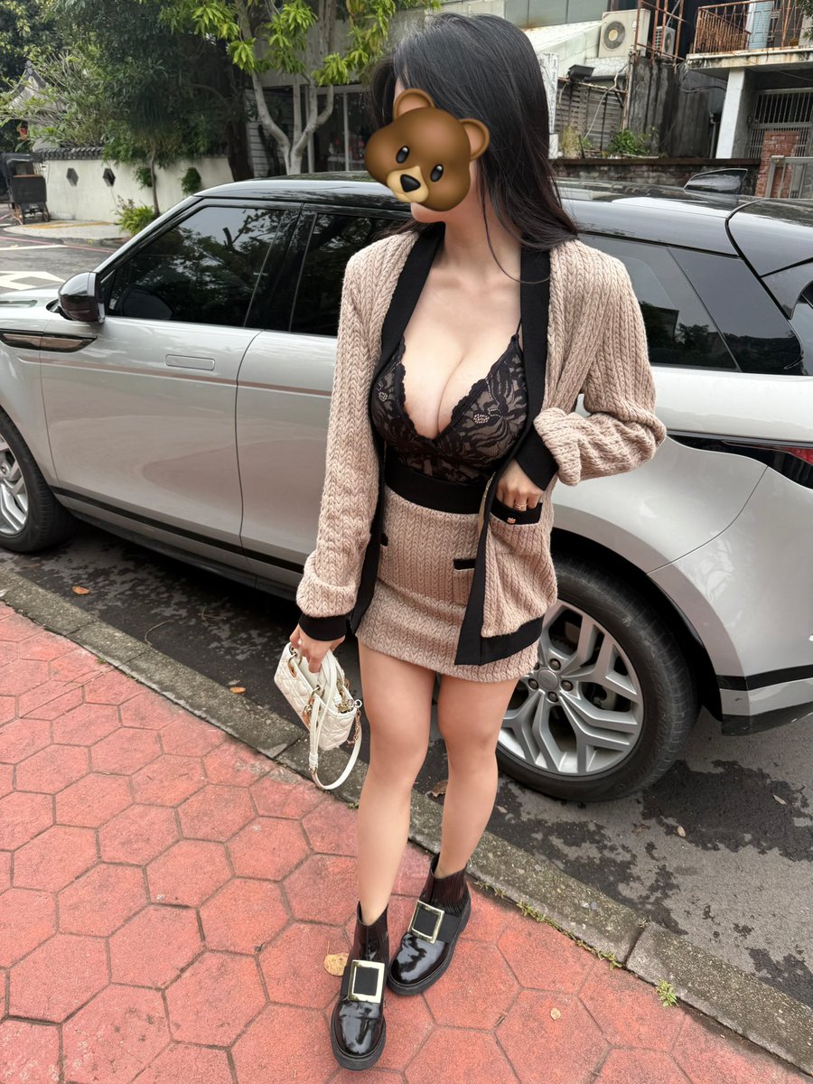 吃個飯讓店員看的目不轉睛😳 https://t.co/3JjjGMMOfG