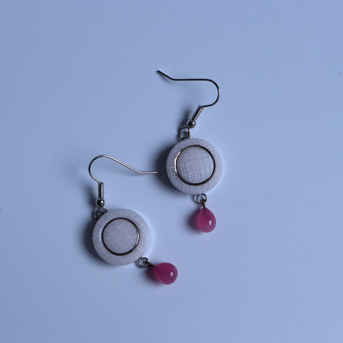 matataki07231's tweet image. 本日販売の作品

”ゆらゆら　しろ”

白とピンクの時を超えた可愛い組み合わせをお楽しみいただきたいです

17時からBASEにて販売開始させて頂きます
（お店のリンクはプロフィールにございます）

皆様いつもご覧くださり
本当にありがとうございます

#ボタンのmatataki #vintagebutton