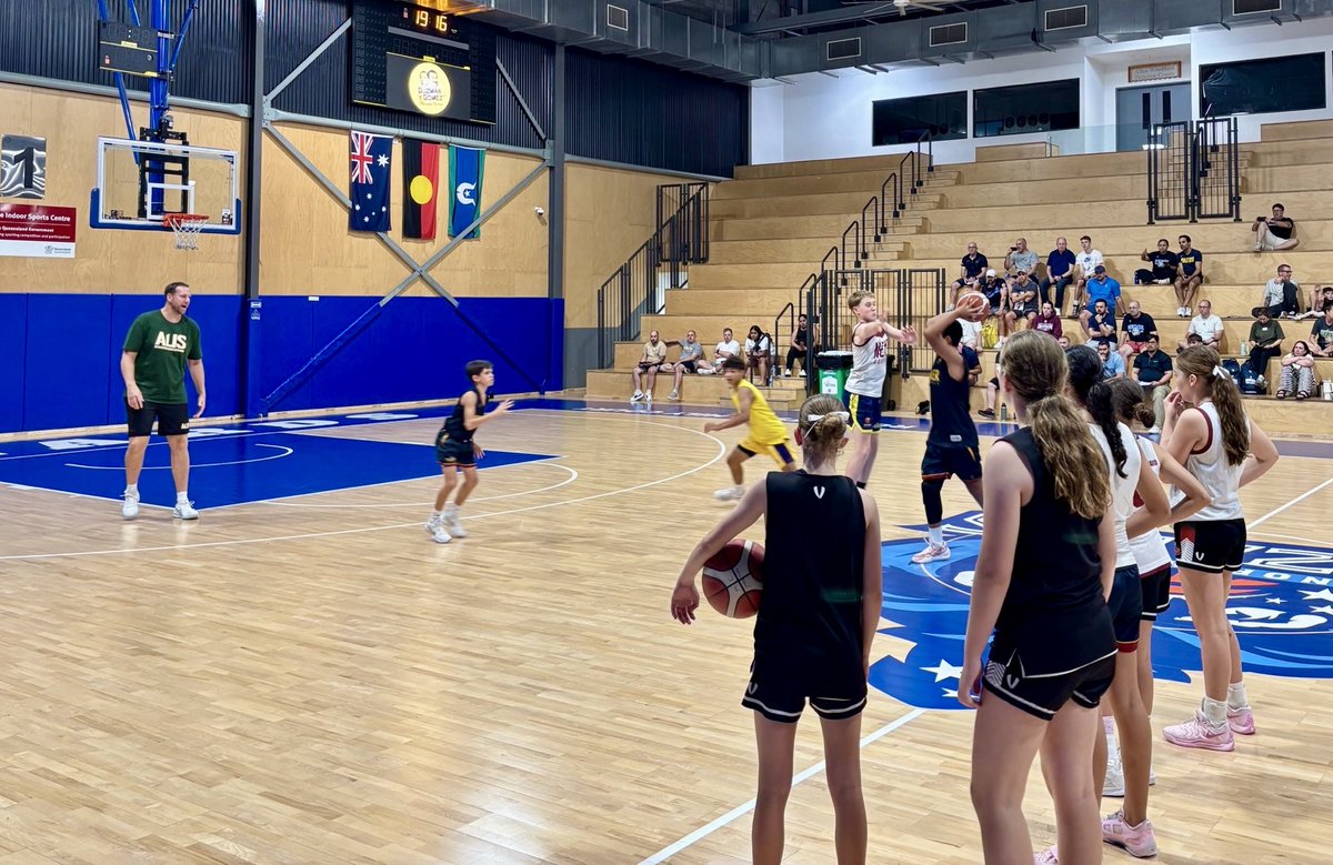 BBALLAU_Coaches's tweet photo. Thanks to ⁦@BrisbaneBullets⁩ assistant coach and ⁦⁦@BasketballAus⁩ U17 Men’s head coach ⁦@Vandy21⁩ for presenting a clinic on defending the ball screen in Brisbane last night as part of the ⁦@footlocker⁩ Under 18 Nationals https://t.co/um1MjdSsSF