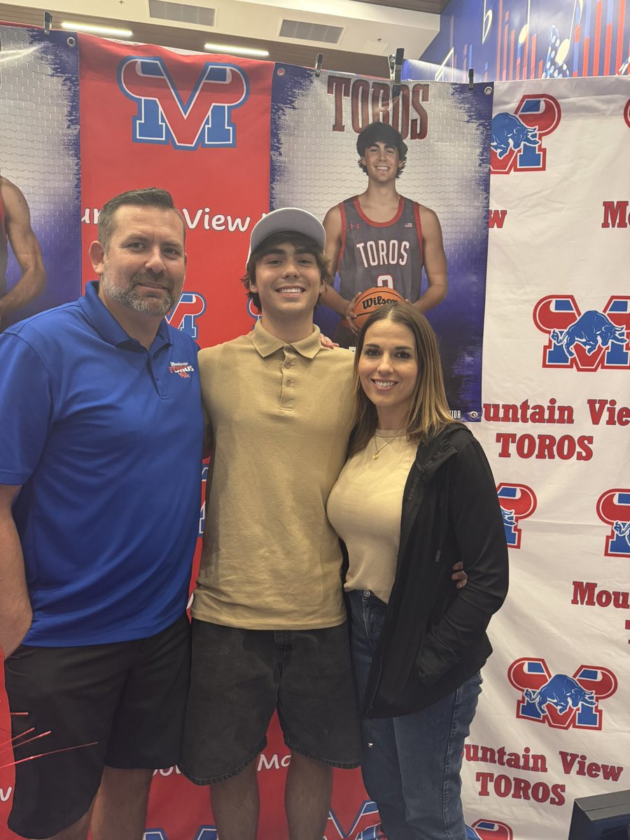 brysongundry1's tweet image. Celebrated our successful 2024-2025 Toro season tonight at Mountain View. So thankful for my coaches, parents, and teammates for helping me have a season never to be forgotten. Shared MVP honors with @Jacksonwoolley_ Excited for the future.
@mvtorobball
@MVTOROS_AD…