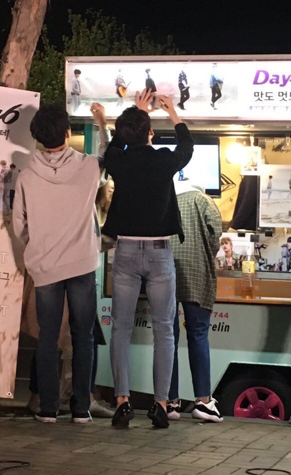 dw 컨버스 신고도 손 닿는데
wp 뒤꿈치 들고 쓰는 거 ㉻㉻㉻