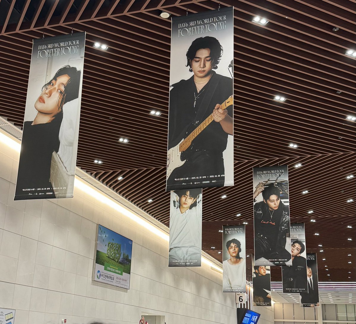 안녕하세요...? 저를 기억하시는 트친 샘들이 계실지 모르겠지만 저는 여전히 이곳에 살고 있답니다... 마데5기 가입은 물론 대구콘도 다녀왔으며.... 그저 현생이 너무너무 바빠 빠른 업데이트가 되지 않고 있을 뿐 여전히 데이식스를 조아해요