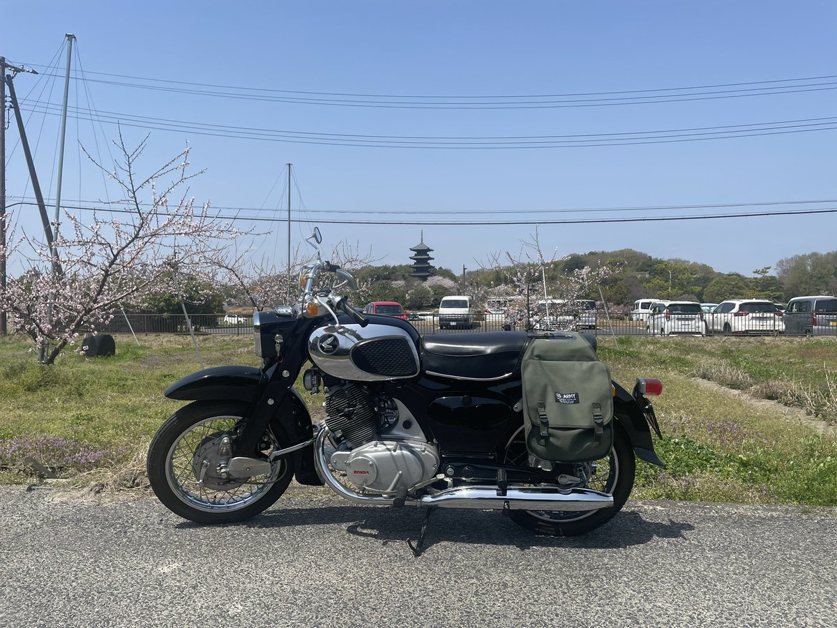 vagvagvag20002's tweet photo. 早く定年にならんかなぁ
#honda
#dream
#c72
#神社仏閣 https://t.co/maXbSQfUs1