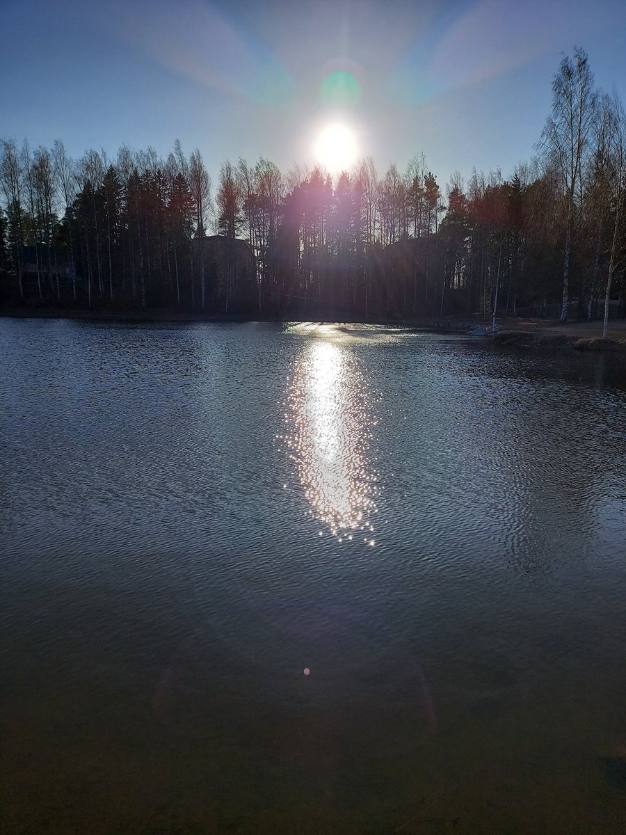 Valon rakentama silta. Siinä on toivon palasia. Niihin kun saa askeleet sovitettua. Kulku tavoitteita kohti tulee keveämmäksi.