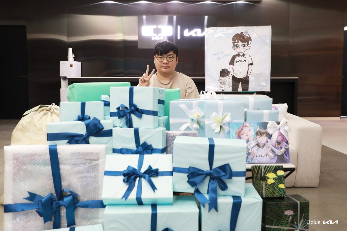 【Happy BeryL Day🍰】

생일 축하 개척 임무. COMPLETE.
베릴 선수 생일을 축하해 주신 분들께 감사드립니다.🎁
 
Thank you to everyone who sent their heartfelt gifts to celebrate BeryL's birthday. 🎁
 
#DplusKIA #HBD_BeryL #WhereLegendsareborn