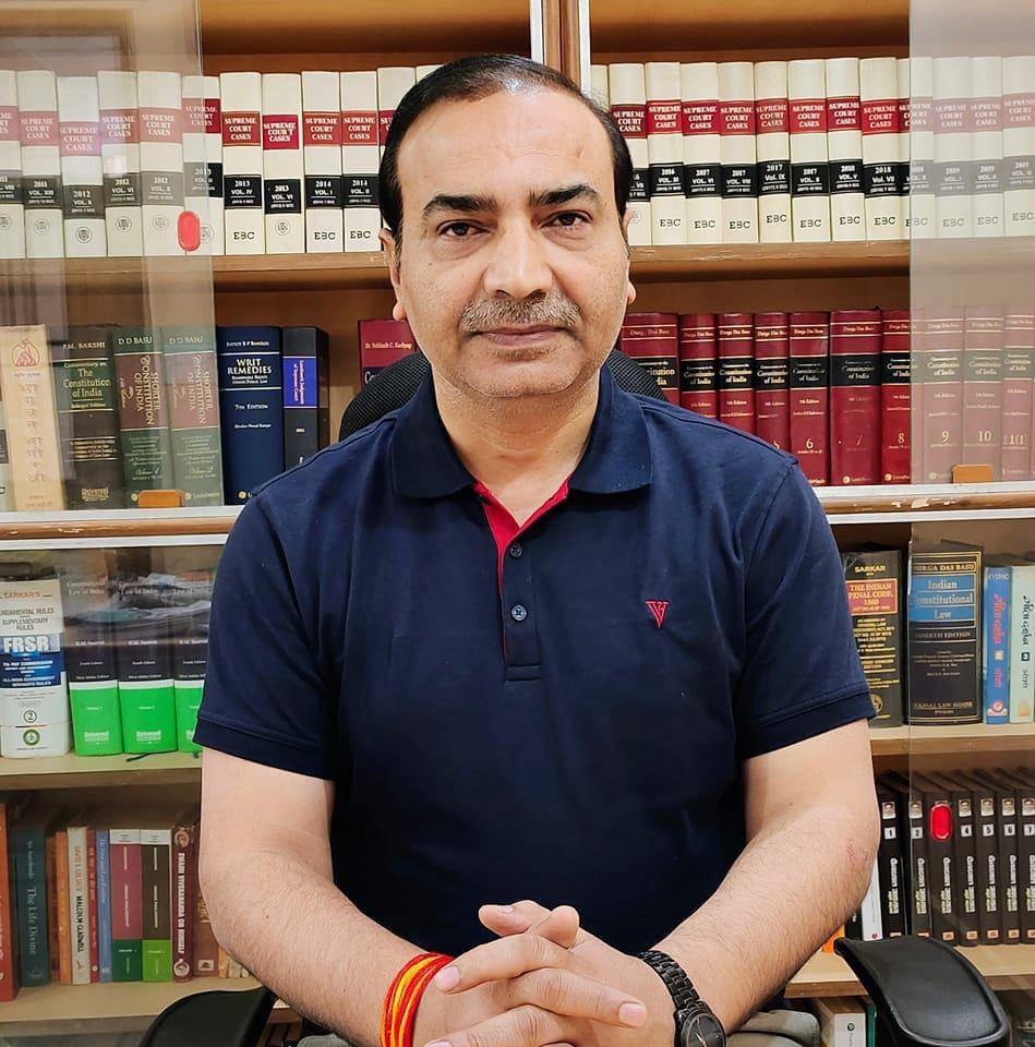 janakraj13's tweet photo. वक्फ ऐक्ट ख़त्म- कौन है नींव की ईंट

लैंड जिहाद के लिए बनाये गए वक्फ ऐक्ट को सरकार ने बदल दिया हम आभारी हैं मोदी सरकार के इस ऐतिहासिक निर्णय पर ,लेकिन इस पूरे मिशन की नींव की ईंट का किसी ने नाम भी नहीं लिया , आइए थोड़ा विस्तार से समजते है ...

जब वक्फ बोर्ड सरकारी जमीनों पर कब्जा कर रहा था और किसी को इसके बारे पता ही नहीं था तब अश्विनी उपाध्याय जी ने वक्फ ऐक्ट के खिलाफ सुप्रीम कोर्ट में PIL दाखिल किया

अपराधियों को ज़मानत देने में जज़ साहब इतने व्यस्त थे कि इस महत्वपूर्ण PIL को गंभीरता से सुना ही नहीं और एक दिन तो यहाँ तक पूछ लिया कि आपकी कितनी ज़मीन पर वक्फ़ बोर्ड ने कब्जा किया है। उपाध्याय जी ने जब देश भर में वक्फ बोर्ड के अवैध कब्जों की लिस्ट पढ़ना चाहा तो कोर्ट ने पढ़ने ही नहीं दिया और याचिका ख़ारिज करने की धमकी दी इसलिए विवश होकर उपाध्याय जी ने अपनी PIL सुप्रीम कोर्ट से वापस ले लिया 

*उपाध्याय जी अपमान पीते रहे लेकिन अपना मिशन नहीं छोड़ा*

सुप्रीम कोर्ट की गलत और अपमानजनक टिप्पणियों के बाद भी उन्होंने न हिम्मत हारी और न धैर्य खोया और अगले ही सप्ताह वक्फ बोर्ड के ख़िलाफ़ दिल्ली हाई कोर्ट में PIL दाखिल कर सरकार को नोटिस जारी करा दिया 

जब उपाध्याय जी की याचिका को दिल्ली हाईकोर्ट ने स्वीकार कर लिया तब कई और जागृत नागरिकों ने अपने अपने हाई कोर्ट में PIL दाखिल किया और देखते ही पूरे देश में 120 PIL दाखिल हो गई 

जब एक ही विषय पर अलग अलग हाई कोर्ट में मामला पेंडिंग होता है तो सुप्रीम कोर्ट अपने पास ले लेता है क्योंकि दो हाई कोर्ट यदि एक ही विषय पर अलग अलग निर्णय कर दें तो कौन सा माना जाएगा.

लेकिन उपाध्याय जी की मुश्किल कम नहीं हुई. जब उन्होंने सुप्रीम कोर्ट मे केस ट्रांसफ़र करने के लिये याचिका लगाई तो सुप्रीम कोर्ट ने कहा की पहले किसी एक हाई कोर्ट का फैसला आने दीजिए फिर देखेंगे.

कोर्ट की बेरुखी से परेशान होकर अश्विनी जी ने जनता की अदालत मे जाने का फैसला किया और देश के अलग अलग जिलों में 500 जन संवाद कार्यक्रम करके लाखों लोगों को सीधे और करोड़ों लोगों को सोशल मीडिया के माध्यम से वक्फ़ बोर्ड की असीमित शक्तियों के बारे में जागृत कर दिया. 

ख़ुद भी सांसदों से मिले तथा संसद में सवाल उठाने और प्राइवेट मेम्बर बिल पेश करने के लिए आग्रह किया। आम जनता को भी सांसदों से मिलने के लिए प्रेरित किया.

उपाध्याय जी के अथक प्रयासों का नतीज़ा यह हुआ की देश भर में जागृति आयी और वक्फ बोर्ड की काली सच्चाई सबको मालूम हो गई 

सरकार ने संज्ञान लिया और संसद ने ऐतिहासिक बैठक करके वक़्फ़ कानून को बदल दिया 

जो लोग भ्रम में थे की वक्फ बोर्ड के पास 9 लाख एकड़ जमीन है उनकी आखें तब फट गई जब गृहमंत्री जी ने संसद में कहा की वक्फ बोर्ड 39 लाख एकड़ पर दावा ठोक रहा है। केरल और बंगाल का आंकड़ा जोड़ दिया तो यह 40 लाख एकड़ हो जाएगा 

हम 13000 किलोमीटर का POK लेने के लिये तैयारी कर रहे हैं और उससे ज़्यादा 16000 वर्ग किलोमीटर क्षेत्र वक्फ बोर्ड ने अपने कब्जे में ले लिया.

हालांकि JPC ने अश्विनी जी को बुला कर चर्चा की लेकिन पूरे कानून बनाने के प्रकरण मे कहीं भी उनका नाम नहीं आया लेकिन सब जानते हैं की जब किसी को वक्फ बोर्ड के खतरे का पता नहीं था तब कौन सबको जगा रहा था. 

देरी की कीमत चुकानी पड़ रही है क्योंकि वक्फ बोर्ड ने 40 लाख एकड़ जमीन अपने नाम कर लिया 

वक्फ बोर्ड की शक्तियां सीमित हुई हैं लेकिन उस शख्स को याद करिए जिसने जीवन के 10 वर्ष अपने परिवार से दूर रहकर जन जागरण में लगा दिया 

हम शनिवार-रविवार को परिवार के साथ मस्ती करते हैं और उपाध्याय जी शुक्रवार की शाम सुप्रीम कोर्ट से सीधे किसी शहर में चले जाते हैं और शनिवार-रविवार को 2-3 जिलों में कार्यक्रम करके सोमवार को सीधे सुप्रीम कोर्ट पहुंच जाते हैं 

उपाध्याय जी की याचिका का विरोध करने वाले वकील करोड़ों कमा चुके हैं, दिल्ली में आलीशान घर और ऑफिस बना चुके हैं, लक्ज़री गाड़ी में घूमते हैं, वीकेंड इंजॉय करते हैं, जून और दिसंबर में विदेश यात्रा करते हैं लेकिन उपाध्याय जी हमारे सुरक्षित भविष्य के लिए शनिवार रविवार और अन्य सभी छुट्टियों में परिवार से दूर जन जागरण करते हैं।

आगे और भी लड़ाइयाँ हैं। अश्विनी जी 200 से ज्यादा PIL फाइल कर चुके हैं और 500 से ज्यादा सार्वजनिक कार्यक्रम कर चुके हैं। देशभक्ति का जुनून इतना ज़्यादा है कि दिल्ली में मकान ऑफिस के बारे में सोचा भी नहीं और आज भी एक छोटी सी गाड़ी में चलते हैं 

हमे अश्विनी जी का भी बहुत आभार प्रकट करना चाहिए और उनके साथ देश के प्रति समर्पित हरेक अभियान के लिए तन मन धन से जुड़ना चाहिए 

@AshwiniUpadhyay जी