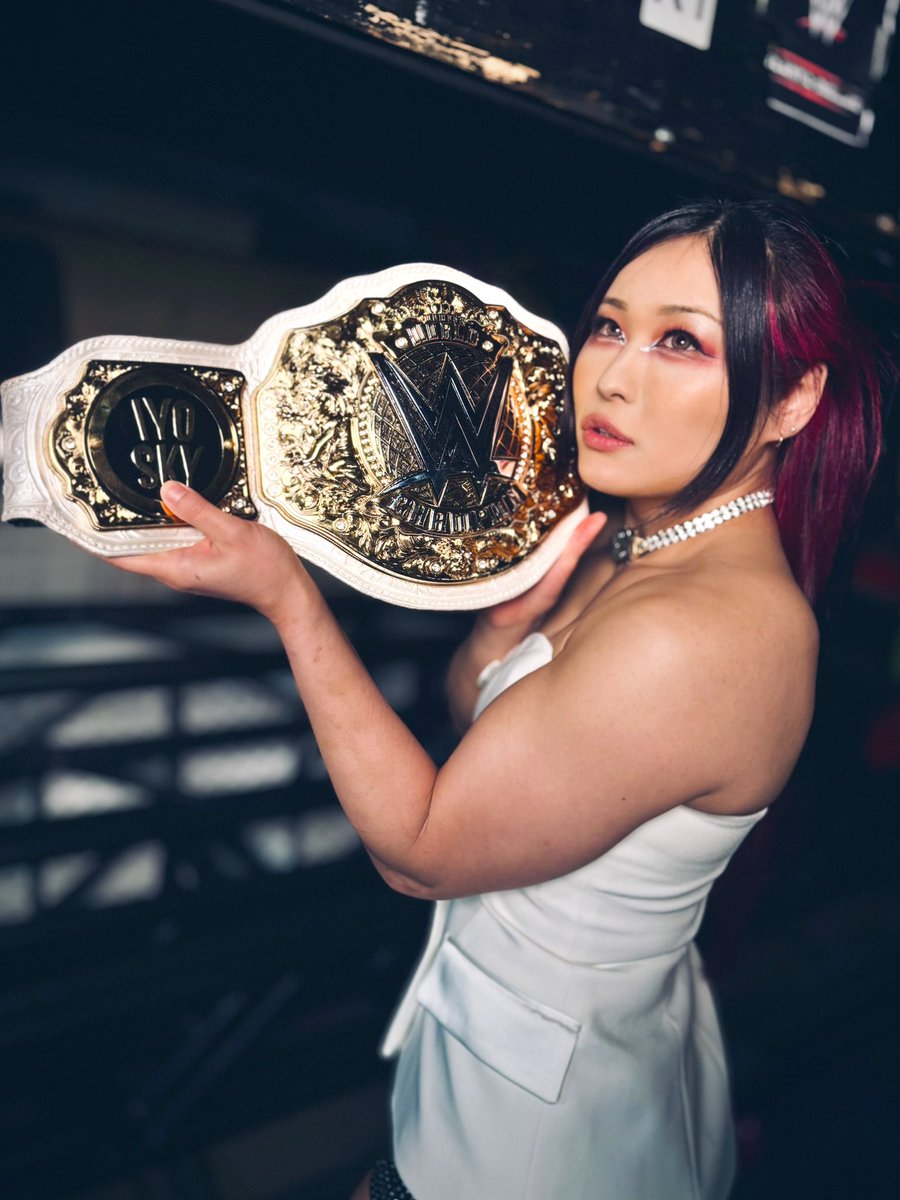 Iyo_SkyWWE's tweet photo. 🤍🩶

 #WWERaw #IYOSKY #DamageCTRL https://t.co/MNdXXuQih2