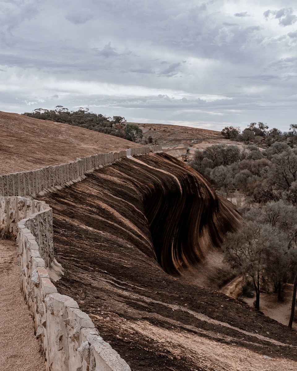gointerstate's tweet image. Wave Rock near the Wheatbelt town of Hyden, is one of Australia’s most recognisable landforms. 🌊⁠

 It’s believed this amazing formation was more than 2,700 million years in the making.⁠
⁠
gointerstate.com.au