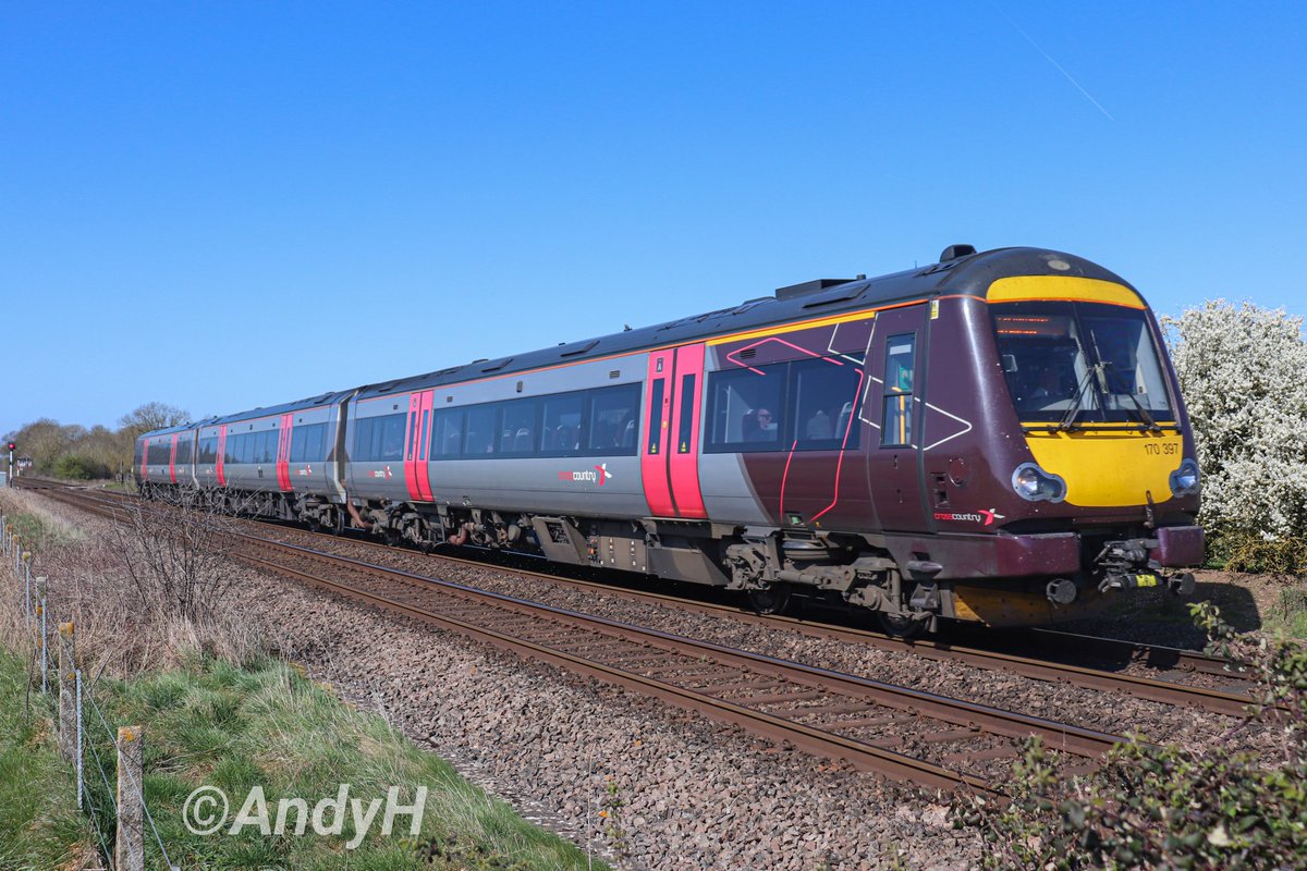 holtona72's tweet image. #TurbostarTuesday from a beautifully warm &amp;amp; sunny Uffington at the weekend. @CrossCountryUK 170397 heads towards Peterborough while working 1L36 10.22 Birmingham New Street to Stansted Airport. #CrossCountryTrains #Class170 5/4/25