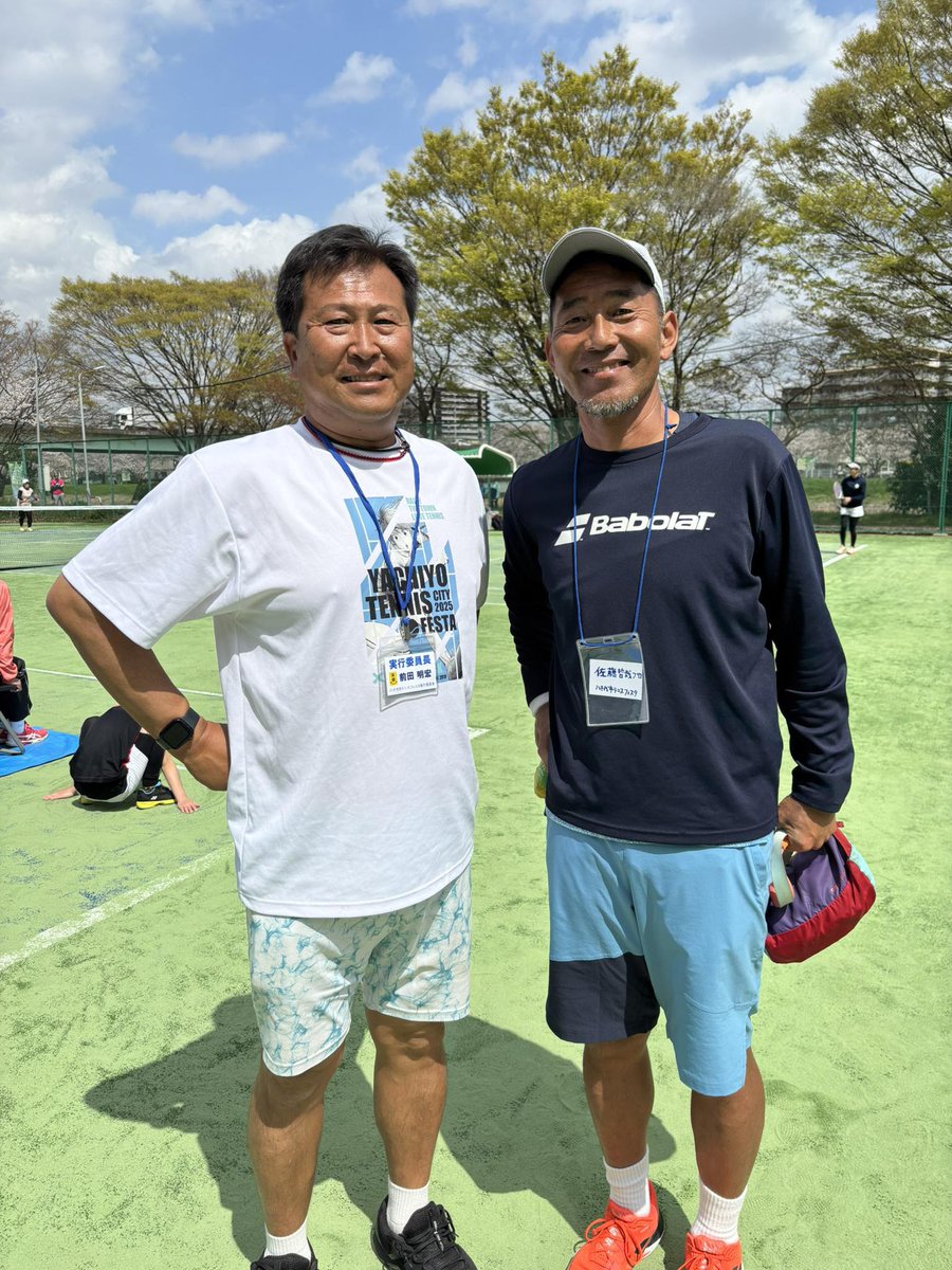 yachitenni's tweet photo. 🎾【宮本大勢プロ】
八千代市出身の若手プロを応援したいと思っていました
🎾【佐藤哲哉プロ】
会場での存在感は抜群で参加者の皆さんとゲームをしてくれました
🎾【新井麻葵プロ】
細い白いとなりのおじさんと同じ人種と思えない
🎾【神谷勝則プロ】
親子テニスの指揮をしていただきました https://t.co/VXmivc3ppP