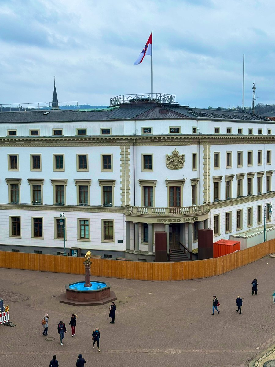 Der Hessische Landtag hat drei neue Abgeordnete: Michelle Kraft und Hartwig Jourdan (beide CDU) sowie Andreas Ewald (Grüne) folgen auf Frederik Bouffier und Jan-Wilhelm Pohlmann (beide CDU) sowie Tarek Al-Wazir (Grüne), die in den Bundestag gewählt wurden. hessischer-landtag.de/pressemitteilu…