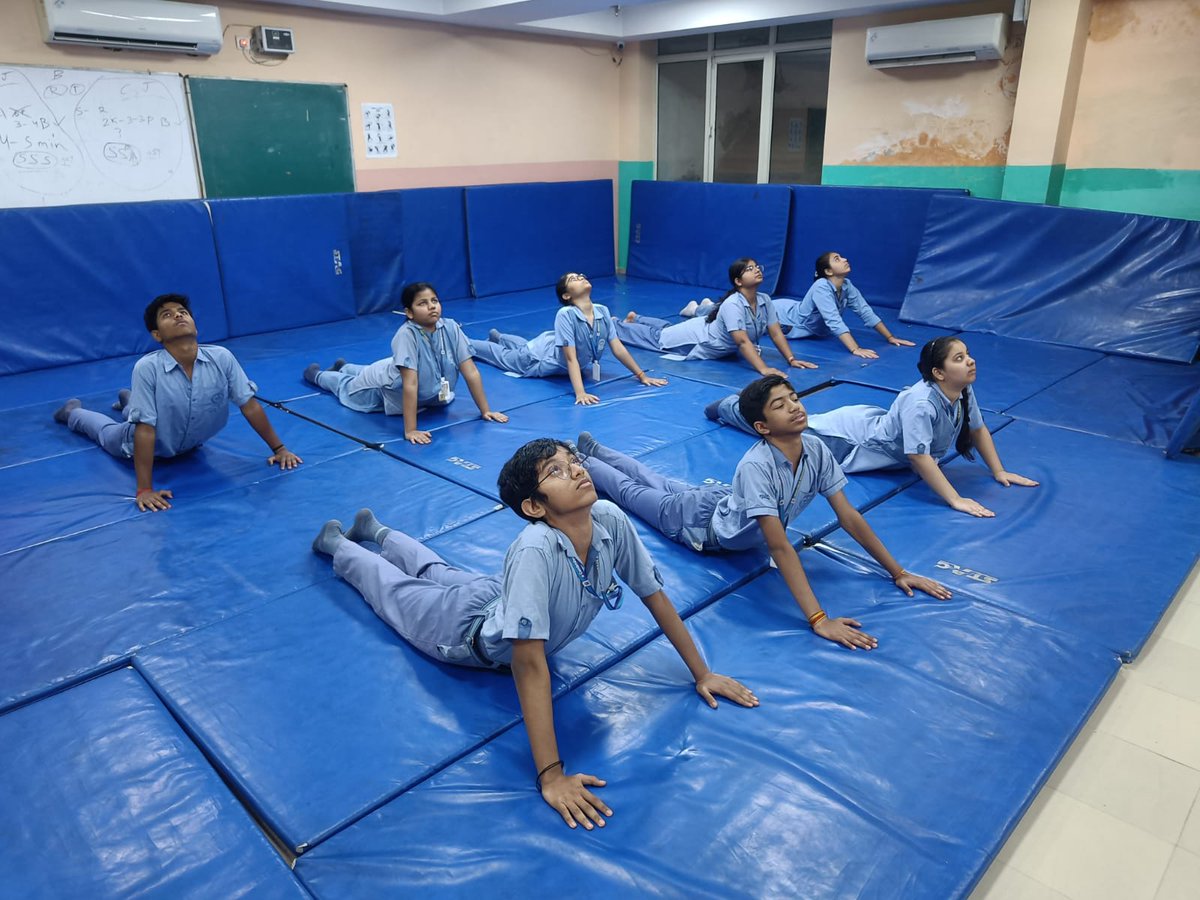 mapsavschool's tweet image. 🧘‍♀️ IDSDP celebration at school! Students practiced meditation, Tadasana, Vrikshasana, &amp;amp; Bhujangasana. Peaceful &amp;amp; energizing! 🌳💪 #IDSDP #SportForPeace #Yoga #Mindfulness #SchoolLife
#Maps