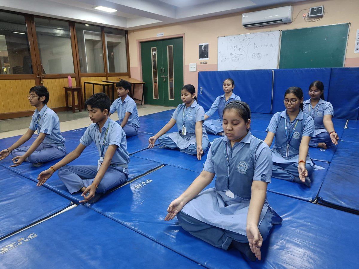 mapsavschool's tweet image. 🧘‍♀️ IDSDP celebration at school! Students practiced meditation, Tadasana, Vrikshasana, &amp;amp; Bhujangasana. Peaceful &amp;amp; energizing! 🌳💪 #IDSDP #SportForPeace #Yoga #Mindfulness #SchoolLife
#Maps