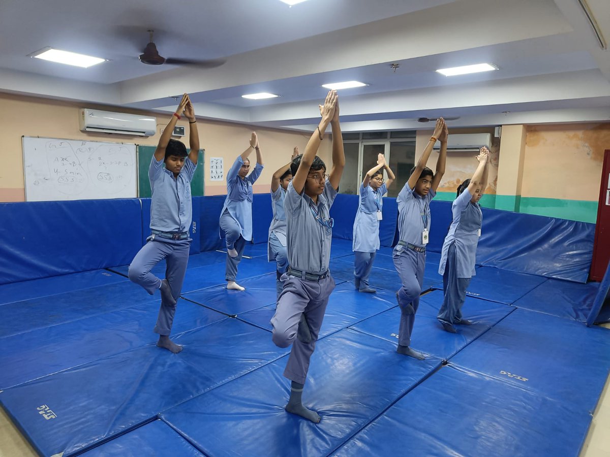 mapsavschool's tweet image. 🧘‍♀️ IDSDP celebration at school! Students practiced meditation, Tadasana, Vrikshasana, &amp;amp; Bhujangasana. Peaceful &amp;amp; energizing! 🌳💪 #IDSDP #SportForPeace #Yoga #Mindfulness #SchoolLife
#Maps