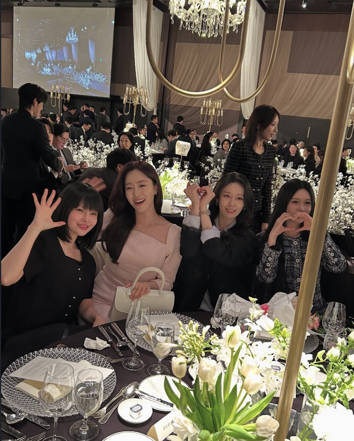 Gn_RU-pbAAAWg5V?format=jpg&name=large